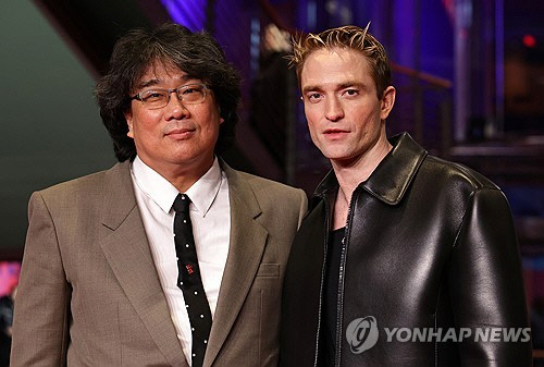 지난달 '미키 17' 시사회에 참석한 봉준호(왼쪽) 감독과 배우 로버트 패틴슨. [EPA=연합뉴스]